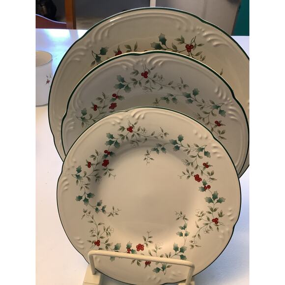 Pfaltzgraff Winterberry * Christmas Dinner Plate. Luncheon, and Salad Plates - Picture 1 of 5